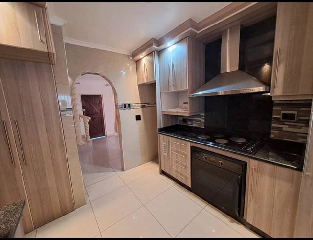 2 BEDROOM PROPERTY TO RENT IN CROSSMOOR